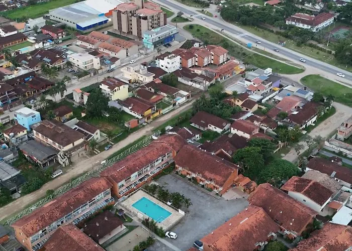 Apto Duplex Condomínio Maranduba Ville II Sapê a 100 mts da praia Ubatuba